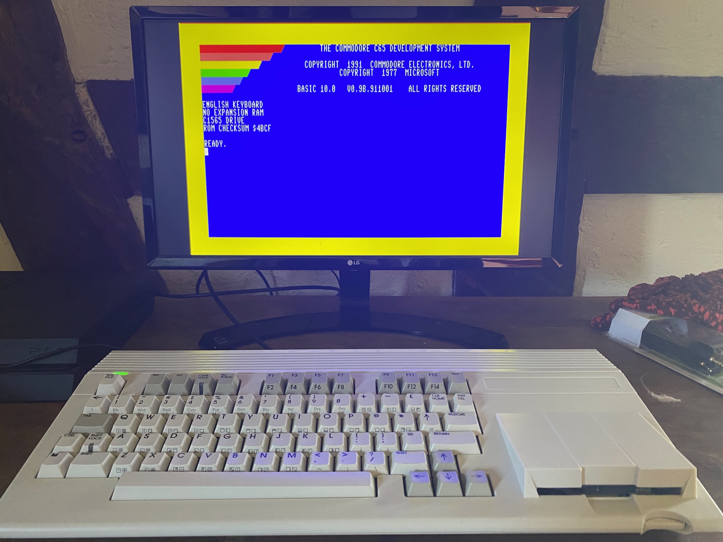 Ein MEGA65 Prototyp mit Bootscreen